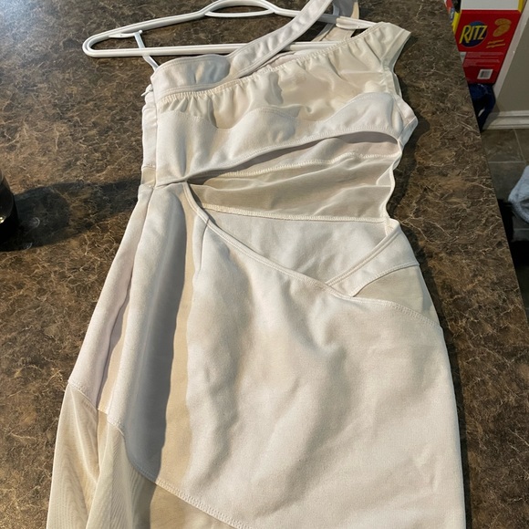 Short white dress bought for trip to Jamaica but never worn - Picture 2 of 3